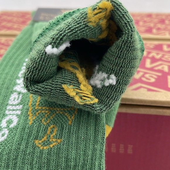 VANS®
"OFF THE WALL" 1 pair Crew Socks Size Medium NWT - Picture 11 of 16